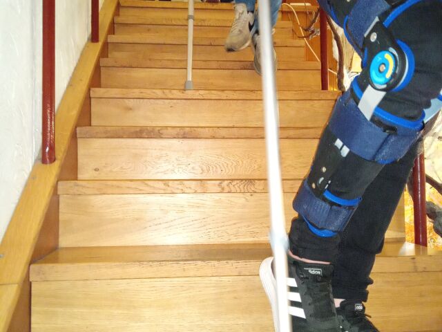 Nagycsoportos mozgásszervi szemléletformáló programon megtanítunk a mankóval közlekedni lépcsőn a Szabadulós Pincében