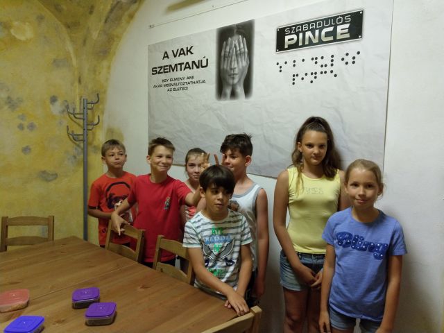 Nagycsoportos látássérült szemléletformáló program egyik helyszíne a Szabadulós Pincében