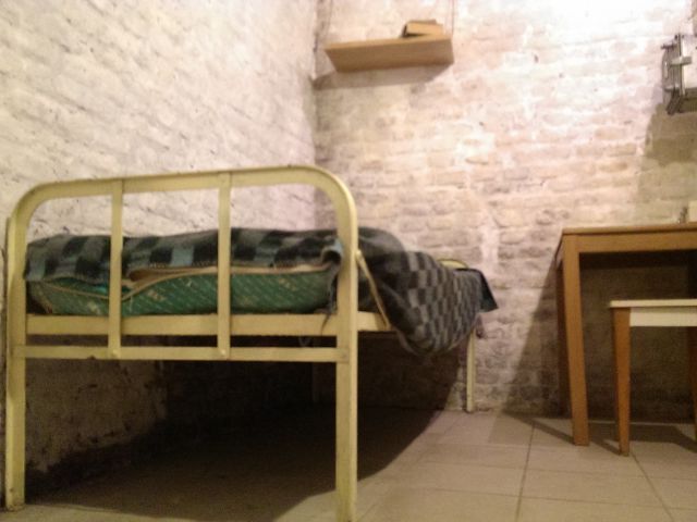 A Szökés díszletei egy igazi börtön berendezési a Szabadulós Pincében.