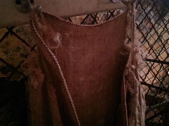 A Fűrész játék díszlet elemei a Szabadulós Pincében