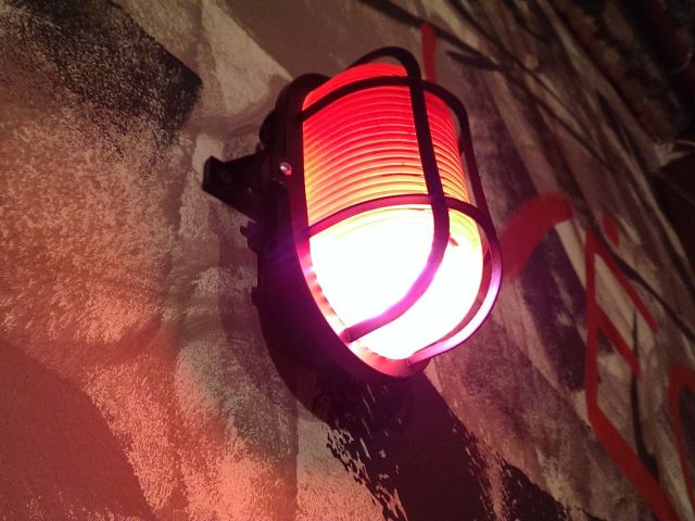 A Fűrész játék csökkentett fények mellett kezdődik a horror szabadulószoba falai között