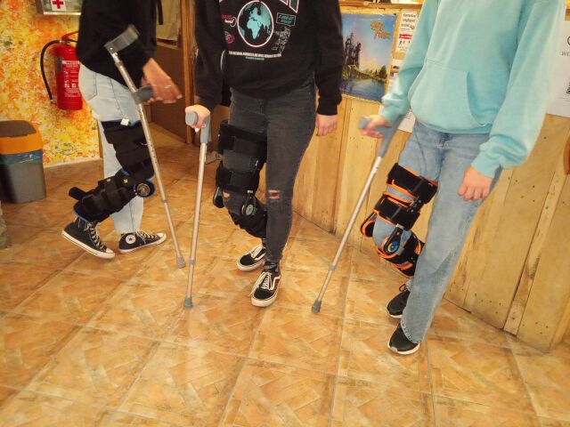 Nagycsoportos mozgásszervi szemléletformáló programon megtanítunk a mankóval közlekedni lépcsőn a Szabadulós Pincében