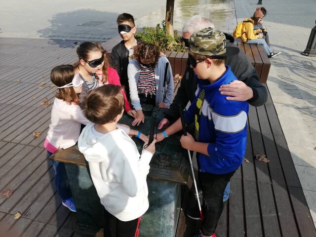 Nagycsoportos látássérült szemléletformáló felszíni programelemen fehér botos közlekedést tanítunk a Szabadulós Pincében