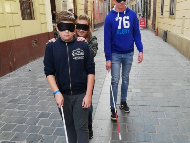 Nagycsoportos látássérült szemléletformáló felszíni programelemen fehér botos közlekedést tanítunk a Szabadulós Pincében