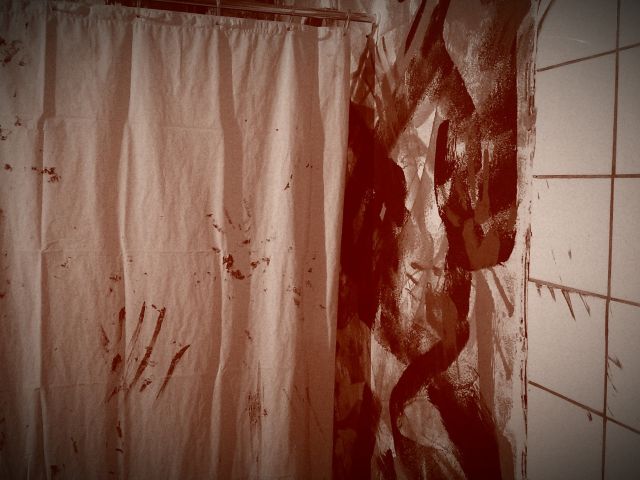 A Fűrész játék zuhanyzós díszletei a horror szabadulószoba díszletei között a Szabadulós Pincében