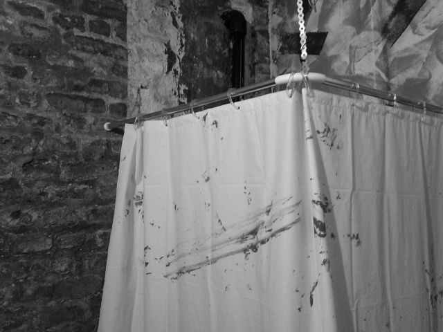 A Fűrész játék zuhanyzós díszletei a Szabadulós Pincében