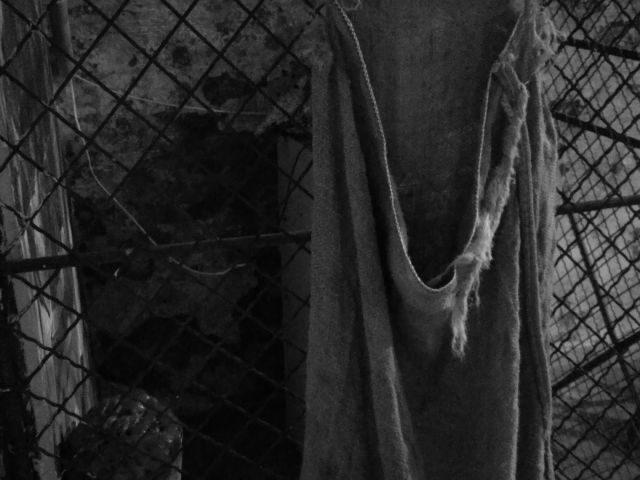 A Fűrész játék díszlet elemei a Szabadulós Pincében