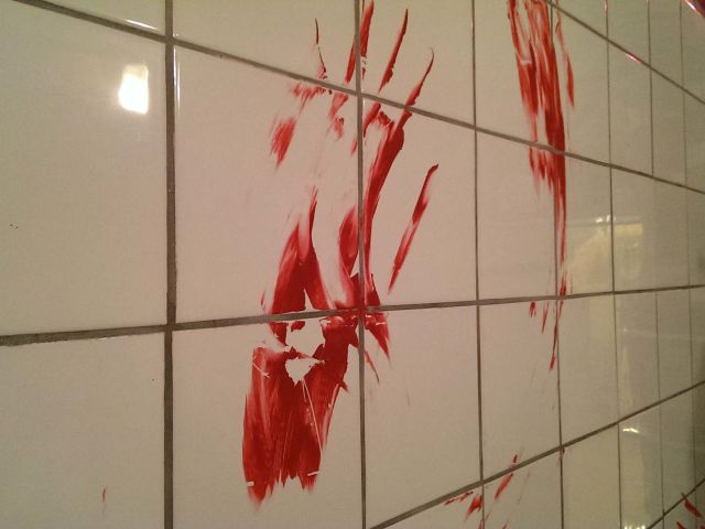 A Fűrész játék fürdőszobai díszletei a Szabadulós Pincében